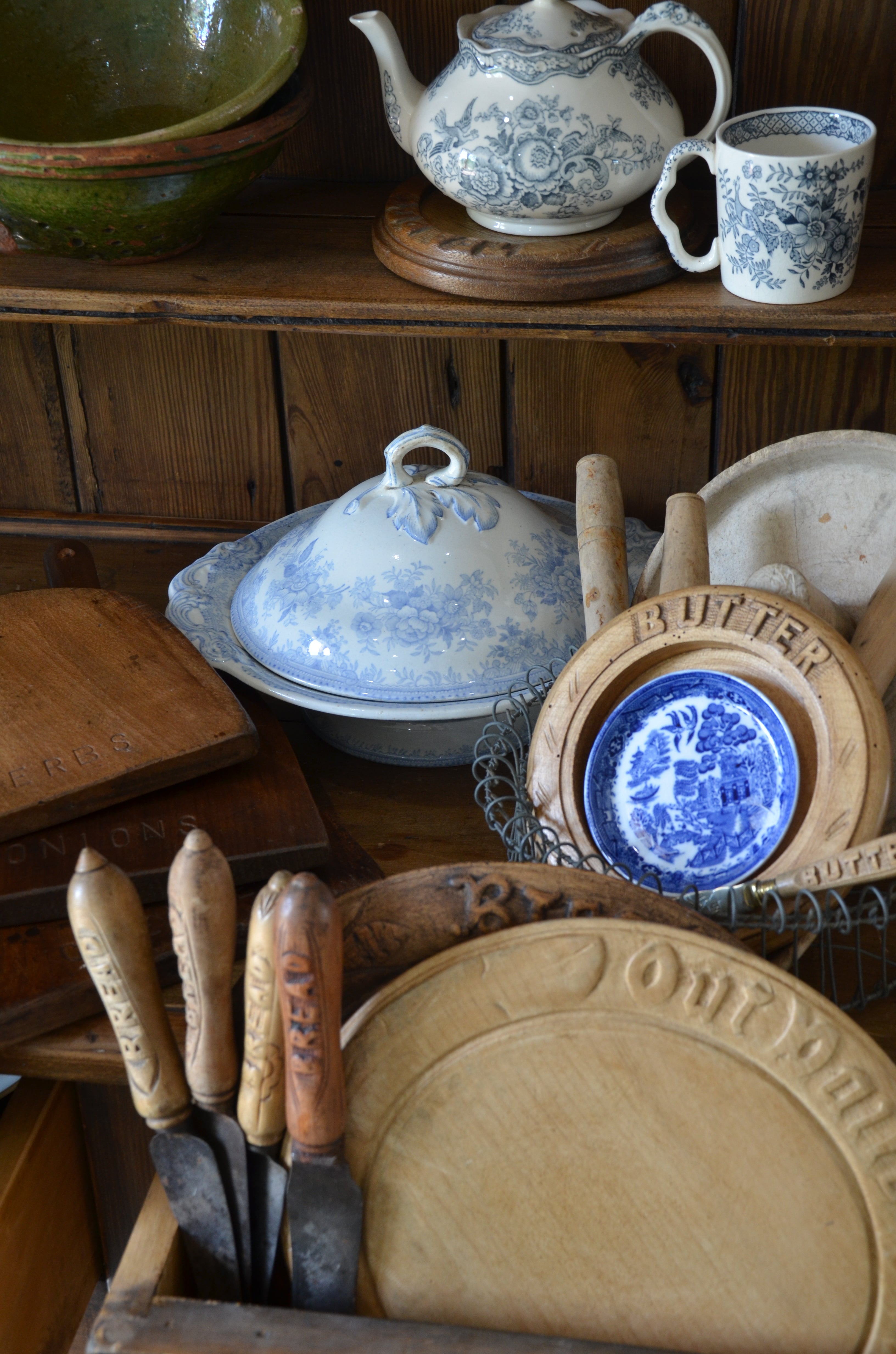 Weekly Vine and Branch Antique Collection